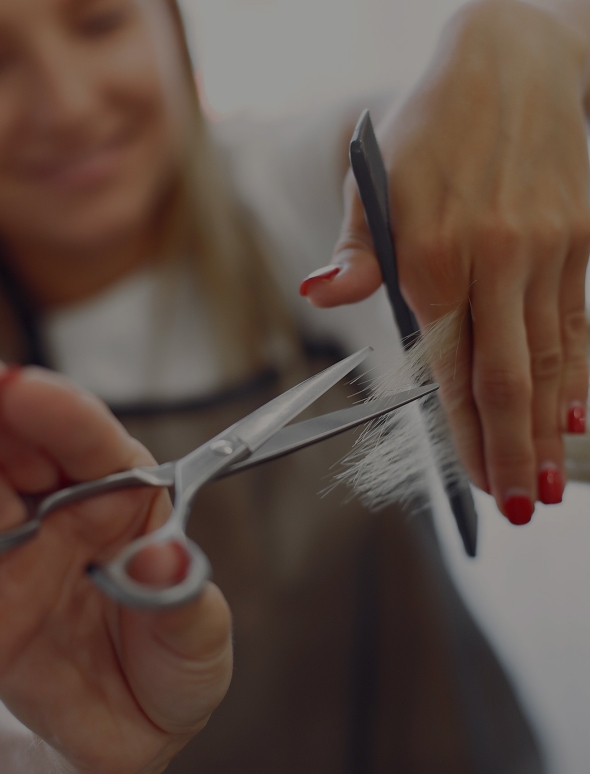 peluqueria-corto-el-cabello-de-su-cliente-en-una-peluqueria-scaled